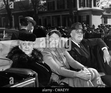 La First Lady Eleanor Roosevelt (al centro), il presidente Franklin D. Roosevelt (estrema destra), e sua madre Sara D. Roosevelt (lontano Foto Stock