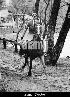 La First Lady Eleanor Roosevelt, sul suo cavallo, Dot, lungo il Rock Creek percorso briglia, Washington DC, Marzo 21, 1933.La cortesia: CSU Foto Stock