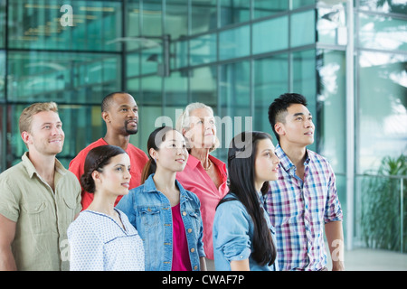 Gruppo di persone che guardano in alto Foto Stock