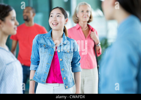 Giovane donna in folla Foto Stock