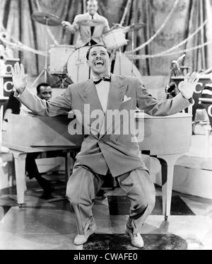 Cab Calloway (1907-1994), fiammeggiante America africana bandleader e cantante con la sua orchestra, 1957. Foto Stock