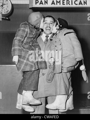 Cab Calloway (1907-1994), ha salutato dalle sue figlie, Chris e Lael, presso l'aeroporto nel 1951. Foto Stock