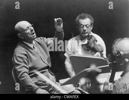 Pablo Casals (1876-1973), virtuoso violoncellista conducendo musicisti nel 1960. Casals lasciato la Spagna dopo la vittoria fascista, e Foto Stock