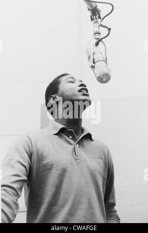 Sam Cooke, (1931-1964) cantare nel microfono 1964, anno della sua misteriosa e prematura morte. Foto Stock