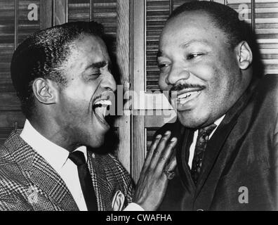 Martin Luther King (1929-1968) e animatore di Sammy Davis Jr. (1925-1990) condividono una risata in Davis' spogliatoio a New York Foto Stock