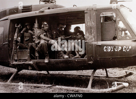 Catturato VC che vengono adottate per il XXV divisione di fanteria POW composto. Guerra del Vietnam, Cu Chi, 1967 soldati americani M-16 Foto Stock