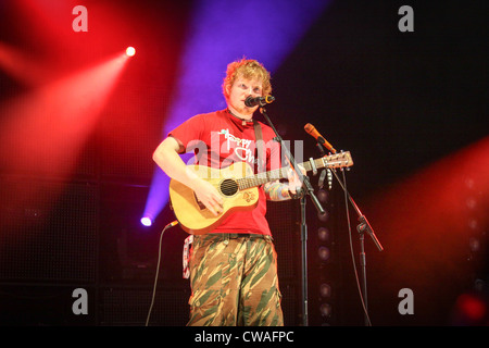 Ed Sheeran sul palco a V Festival di Hylands Park, Chelmsford Essex Foto Stock