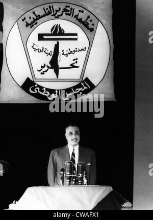 Il presidente della Repubblica araba unita Gamal Abdel Nasser, in piedi sotto il simbolo dell'OLP (per la liberazione della Palestina Foto Stock