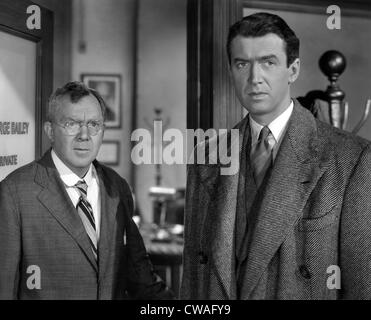 La vita è una cosa meravigliosa, Thomas Mitchell, James Stewart, 1946.. La cortesia: CSU Archivi / Everett Collection Foto Stock