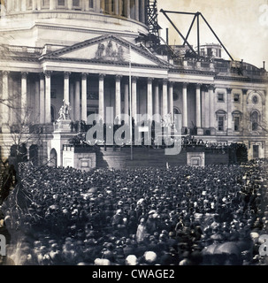 Abraham Lincoln prima dell inaugurazione il 4 marzo 1861 con la folla che circonda U.S. Capitol, che è in fase di costruzione. Foto Stock