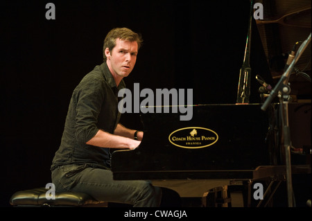 Pianista Jazz Gwilym Simcock giocando con il faro e il trio di eseguire a Brecon Jazz Festival 2012 Foto Stock