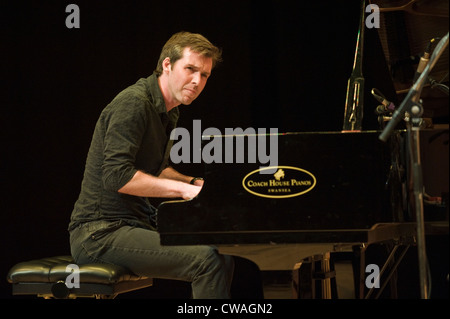 Pianista Jazz Gwilym Simcock giocando con il faro e il trio di eseguire a Brecon Jazz Festival 2012 Foto Stock