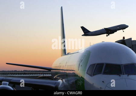 New York, aerei per il trasporto passeggeri su JFK Airport Foto Stock