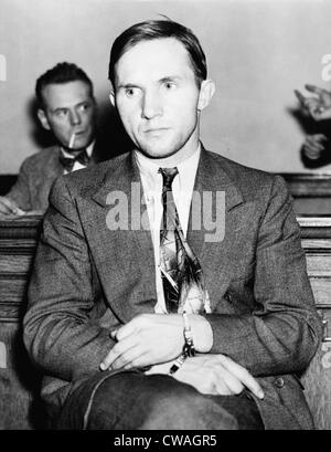 Bruno Richard Hauptmann (1899-1936) sotto la custodia della polizia dopo essere stato interrogato in connessione con il baby Lindbergh rapimento. Foto Stock