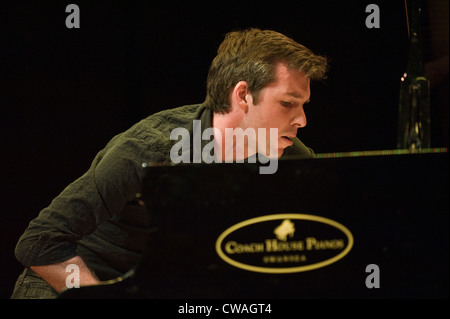 Pianista Jazz Gwilym Simcock giocando con il faro e il trio di eseguire a Brecon Jazz Festival 2012 Foto Stock