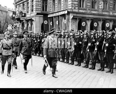 Hermann Goering, (in primo piano, al centro), il messaggio di saluto della polizia di Vienna ufficiali che sono allineate di fronte al suo hotel, Austria, 1938.. Foto Stock