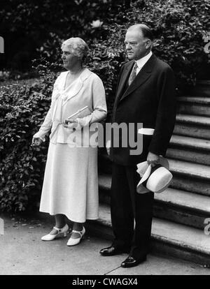 Il presidente Herbert Hoover e la first lady, Lou Henry Hoover, pongono per l annuale anno presidenziale foto nel giardino del Foto Stock