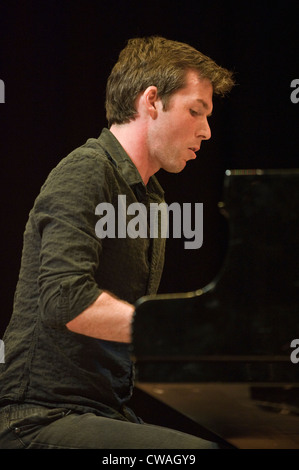 Pianista Jazz Gwilym Simcock giocando con il faro e il trio di eseguire a Brecon Jazz Festival 2012 Foto Stock