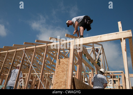 I dipendenti della società danno volontariamente il loro tempo, contribuire a costruire una casa a prezzi accessibili con Habitat for Humanity in Austin, Texas Foto Stock