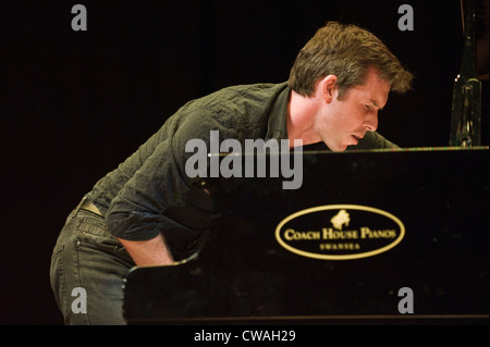 Pianista Jazz Gwilym Simcock giocando con il faro e il trio di eseguire a Brecon Jazz Festival 2012 Foto Stock