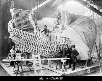 Frederic-Auguste Bartholdi (1834-1904), il francese creatore della Statua della Libertà, spiega la struttura interna del Foto Stock