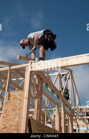 I dipendenti della società danno volontariamente il loro tempo, contribuire a costruire una casa a prezzi accessibili con Habitat for Humanity in Austin, Texas Foto Stock