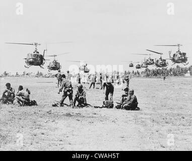 Stati Uniti elicotteri air-lift governo vietnamita Rangers nella battaglia contro il regime comunista Viet Cong guerriglieri, Saigon. Foto Stock