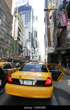 New York, detiene un taxi sulla strada Foto Stock