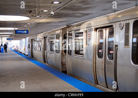 CTA Rapid Transit Train diretto a Chicago O'Hare International Airport Terminal si muove nella piattaforma Rosemont/River Road. Chicago, Illinois, Stati Uniti d'America. Foto Stock