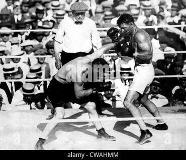 Jack Dempsey combatte Tommy Gibbons in Shelby, Montana, luglio 1923. La cortesia: Archivi CSU/Everett Collection Foto Stock