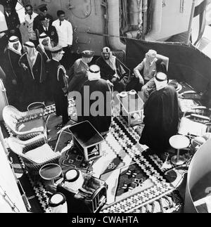 Il presidente Roosevelt conferire con Ibn Saud, re di Arabia, a bordo della nave da guerra degli Stati Uniti, al Cairo, in Egitto. Già ci sono stati Foto Stock