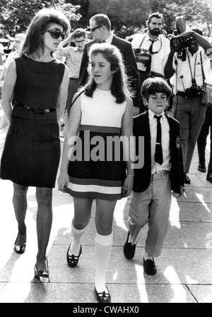 Jacqueline Kennedy, Caroline Kennedy, John F. Kennedy Jr., 6/6/69, presso il Cimitero Nazionale di Arlington. La cortesia: CSU Archivi / Foto Stock