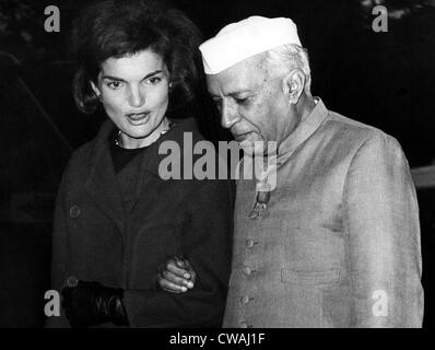 Jacqueline Kennedy, e il Primo Ministro indiano Jawaharlal Nehru a piedi verso la Casa Bianca. Il 6 novembre 1961. La cortesia: CSU Foto Stock