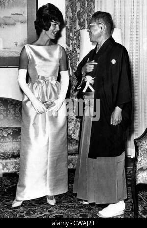 Jacqueline Kennedy, e il Primo Ministro Giapponese Hayato Ikeda, presso l'Ambasciata Giapponese. Giugno 22, 1961. La cortesia: CSU Foto Stock