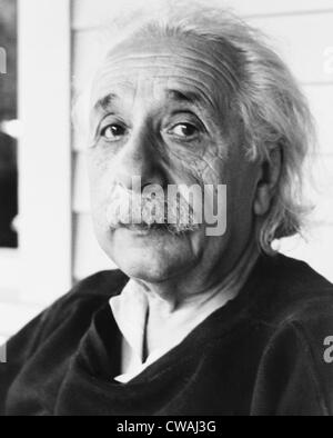 Albert Einstein (1879-1955) nel 1945. Nonostante il suo pacifismo, nel 1939 ha lanciato un appello a Franklin Roosevelt per sviluppare un atomic Foto Stock