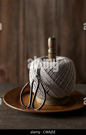 Sfera della stringa e un paio di forbici Foto Stock