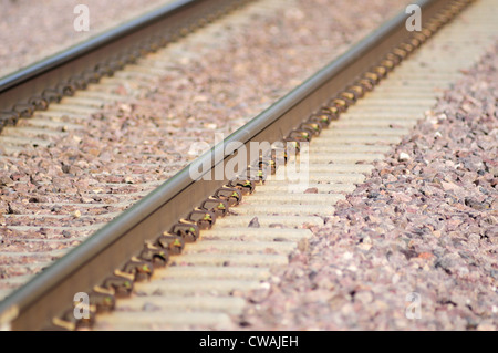 Ginevra, Illinois, Stati Uniti d'America. Le fascette di fissaggio della rampa pesante per traversine ferroviarie heavy mainline via Stati Uniti ferrovie Foto Stock