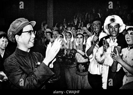 Jiang Qing (anteriore sinistro, 1914-1991), la moglie del Presidente Mao Tse Tung (aka Mao Zedong), risponde con artisti e scrittori del Foto Stock