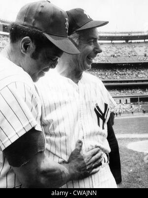 Willie Mays e Joe DiMaggio a Shea Stadium, 1973. La cortesia: Archivi CSU/Everett Collection Foto Stock