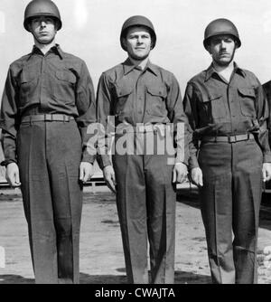 Joe DiMaggio con compagni di reclute, Monterey, California, 1943. La cortesia: Archivi CSU/Everett Collection Foto Stock