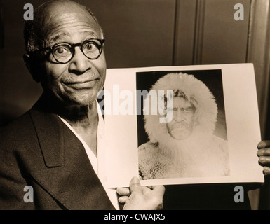 Matthew Henson (1866-1955), African American Arctic explorer, tenendo un ritratto Admiral Robert E. Peary, la sua spedizione Foto Stock