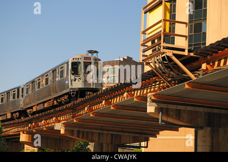 Treno a transito rapido CTA linea arancione per Stati Uniti Illinois Chicago Foto Stock