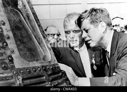 Astronauta John Glenn e il Presidente John F. Kennedy guardare attraverso l'oblò nel mercurio capsula spaziale.Cape Canaveral, Foto Stock