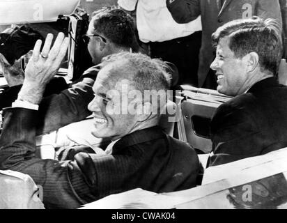 Astronauta John Glenn e il Presidente John F. Kennedy wave e il sorriso di un tifo folla.Cape Canaveral, in Florida, 23 febbraio Foto Stock