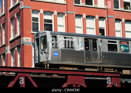 Treno a transito rapido su Wabash Avenue a Chicago il famoso Loop. Chicago, Illinois, Stati Uniti d'America. Foto Stock