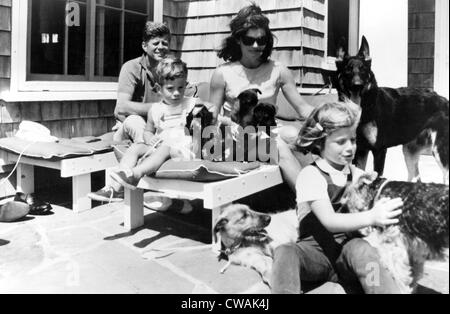 John Fitzgerald Kennedy, John F. Kennedy Jr., Jacqueline Kennedy, Caroline Kennedy, primi 1960s. La cortesia: CSU Archivi / Everett Foto Stock
