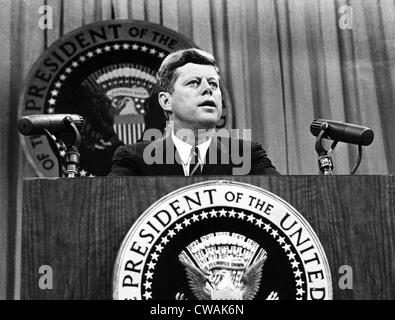 John Fitzgerald Kennedy, invita il Congresso ad approvare una legislazione più severa per impedire la distribuzione di talidomide, 1 agosto 1962. Foto Stock