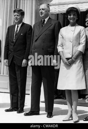 John Fitzgerald Kennedy, il presidente francese Charles de Gaulle e Jacqueline Kennedy stand sui passi dell'Elysee Palace, Francia. Foto Stock