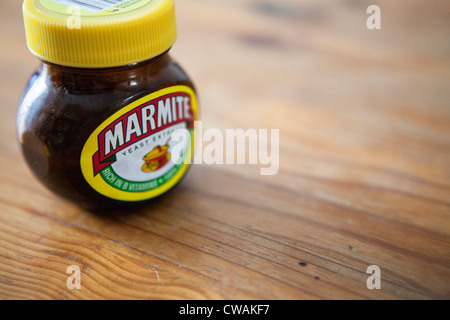 Vasetto di marmite su un tavolo di legno con lo spazio per la copia Foto Stock