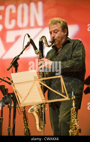 Tim Garland suonare il basso clarinetto con il faro jazz trio di eseguire a Brecon Jazz Festival 2012 Foto Stock